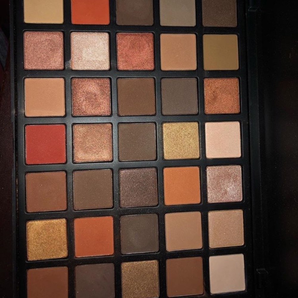 35 shades. eyeshadow pallet